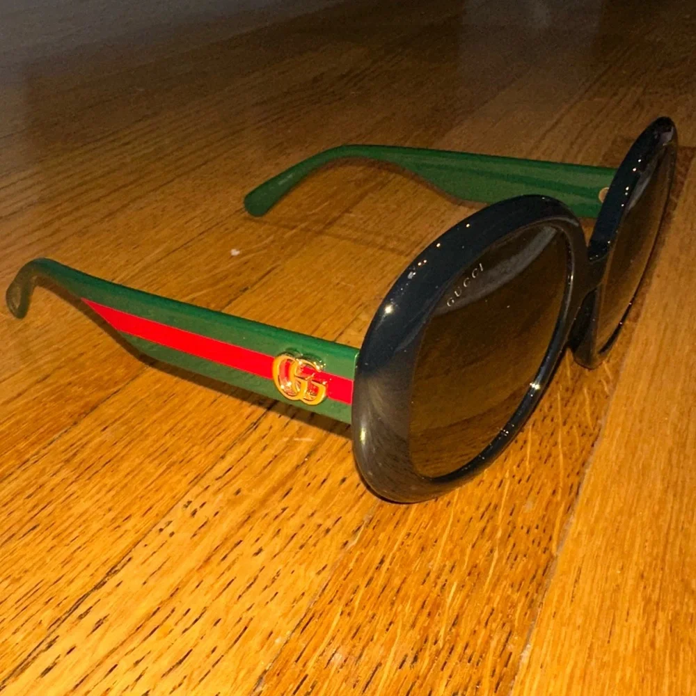 Gucci Oversized Black Sunglasses for Women - Picture 2 of 4